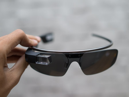 Google Glass có thiết kế khá đơn giản với gọng kính và mặt kính có thể tháo rời.